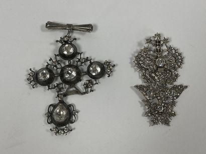 Silver lot (800) including:
- A pendant representing...