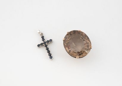 Lot of two pendants including : 
- Yellow...