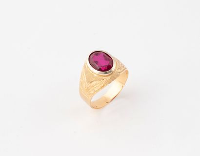 Bague chevalière en or jaune (750) guillochée...