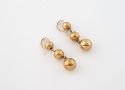 Paire de pendant d'oreilles en or jaune (750)...
