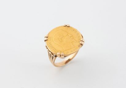 Bague en or jaune (750) AC, le chaton rond...