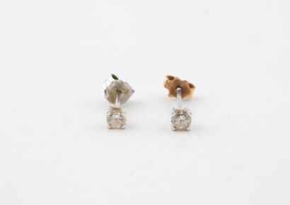 Paire de clous d'oreilles en or gris (375)...