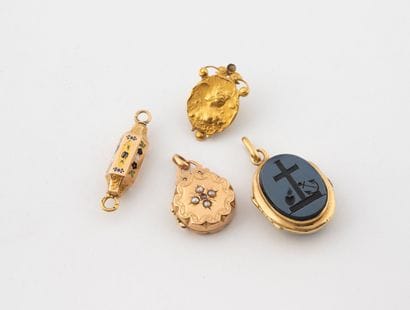 Gold lot (750) including :
- An oval pendant...
