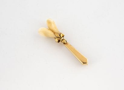 Yellow gold (750) hunting pin set with a...