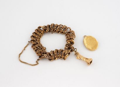 Pendentif médaillon en or jaune (750) à décor...