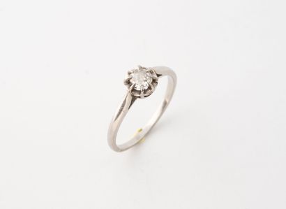 Bague solitaire en platine (850) ornée d'un...