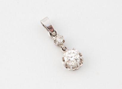 Pendentif en or gris (750) orné d'un diamant...