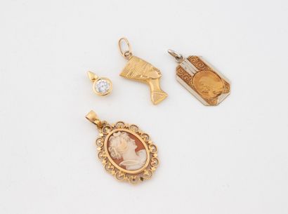 Lot of four pendants including :
- A Sainte...