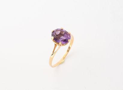 Bague en or jaune (750) ornée d'une améthyste...