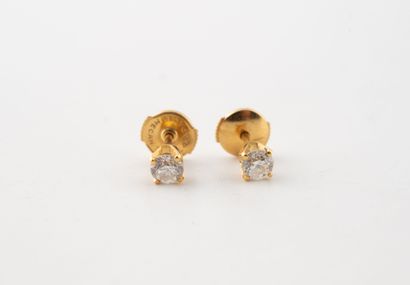 Paire de puces d'oreilles en or jaune (750)...