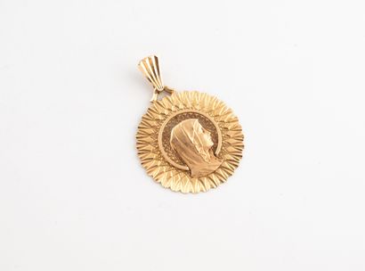 Médaille soleil en or jaune (750) ornée du...