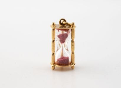 Small hourglass pendant in yellow gold (750)...