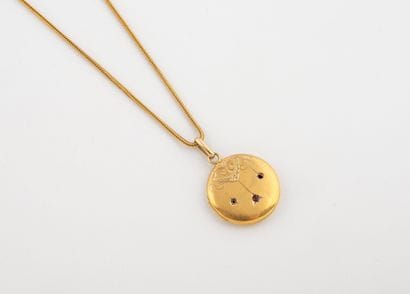 Yellow gold (750) chain and round photo holder...