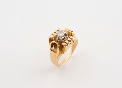 Bague en or jaune (750), la monture ornée...