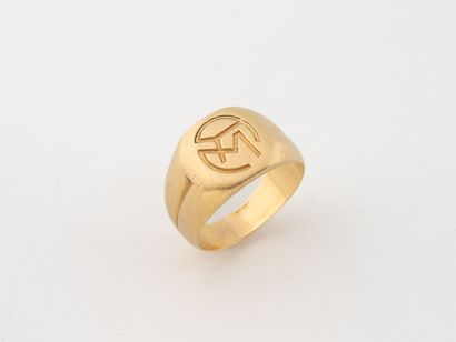 Bague chevalière en or jaune (750) chiffrée...