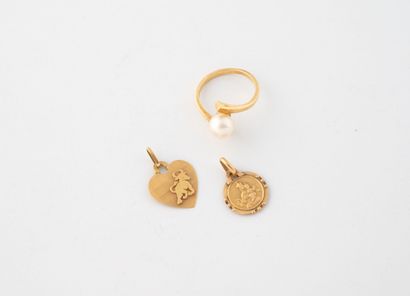 Lot in yellow gold (750) including : 
- A...