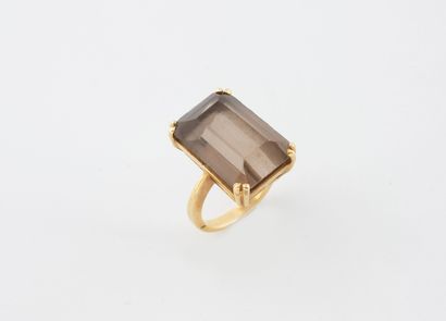 Bague en or jaune (750) ornée d'un quartz...