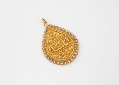 Pendentif en or jaune (750) en forme de goutte...