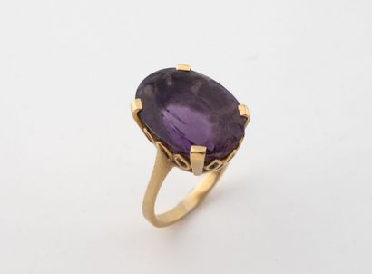 Bague en or jaune (750) centrée d'une améthyste...
