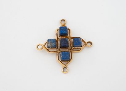 Pendentif en or jaune (750), la monture ajourée...