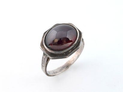 Silver ring (min.800) set with a garnet cabochon...