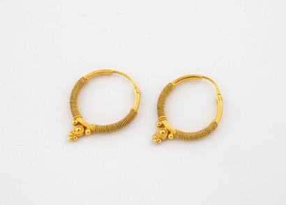 Paire de créole en or jaune (750) AC entourées...