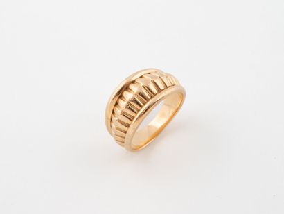 Bague bandeau en or jaune (750) bombé, orné...