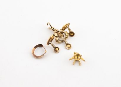 Lot de bijoux cassés :
- Un pendentif en...