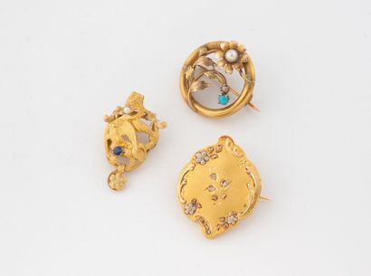 Jewelry lot including : 
- A yellow gold...