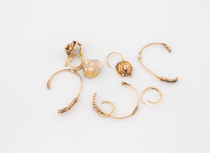 Lot de boucles d'oreilles cassées et or dentaire...