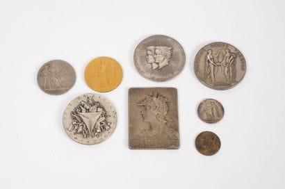 Lot de huit médailles ou plaques en argent...