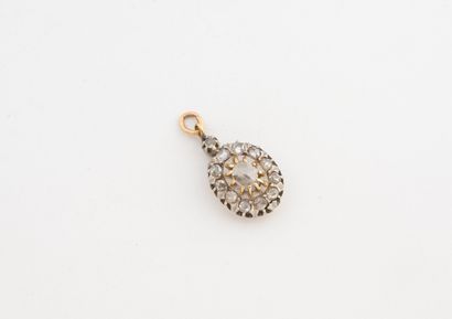 Pendentif ovale en or jaune (750) et platine...