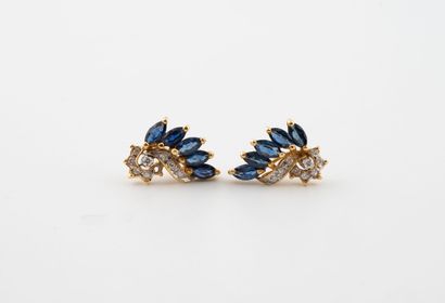 Paire de boucles d'oreilles en or jaune (750)...
