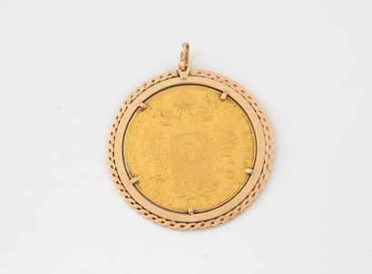Pendentif rond en or jaune (750) AC centré...