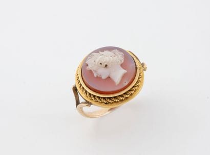 Yellow gold (750) ring set with a round cameo...