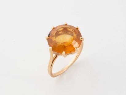 Bague en or jaune (750) centré d'une citrine...
