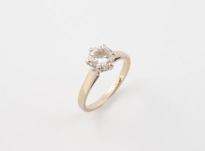 Bague solitaire en or gris (750) orné d'un...