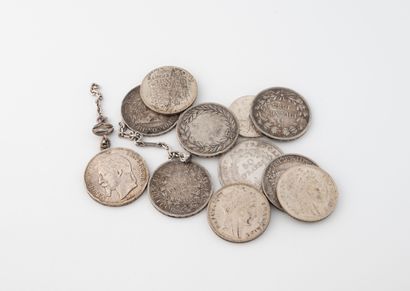 Lot de 12 pièces en argent comprenant : 
-...