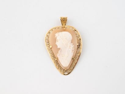Pendentif en or jaune (750) en forme de goutte,...