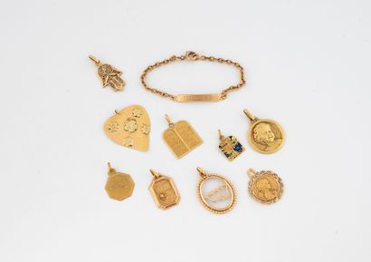 Set of 750 yellow gold pendants.
Weight:...