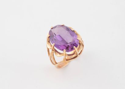Bague en or rose (585), la monture ajourée,...