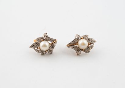 Paire de boucles d'oreilles en or jaune et...