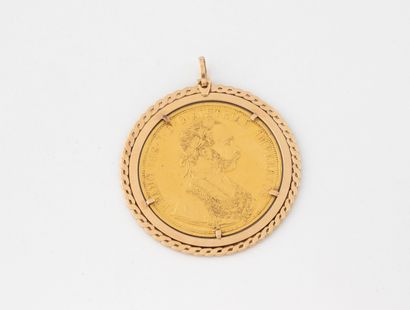 Pendentif rond en or jaune (750) AC centré...