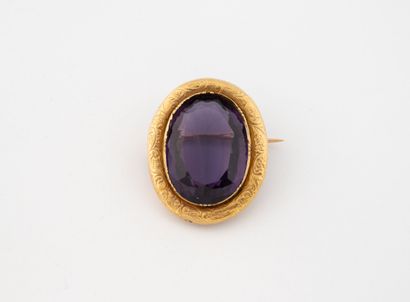 Oval brooch in yellow gold (750), centered...