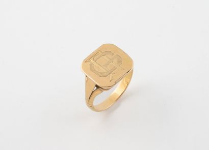 Bague chevalière en or jaune (750) centré...