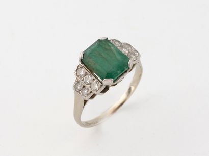 Bague or gris (750) sertie d'une émeraude...