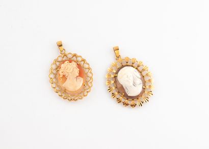 Deux pendentifs or jaune (750) et camées...