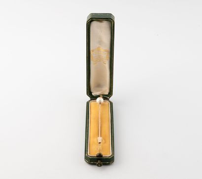 Épingle en or jaune (750) ornée d'une perle...