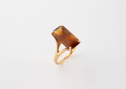 Bague en or jaune (750) ornée d'un quartz...