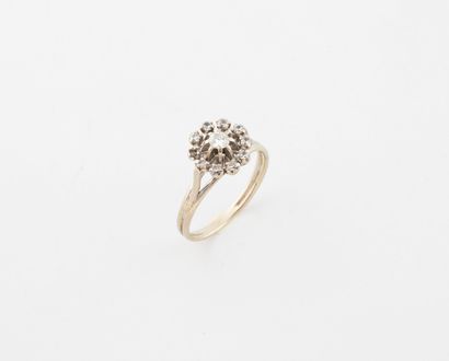 Bague marguerite de petite taille en or gris...